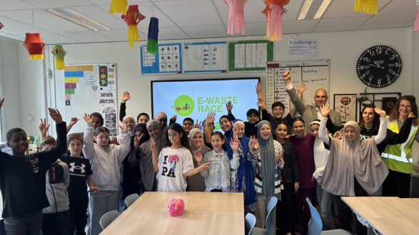 Groepsfoto van basisschool Hidaya tijdens kick-off E-waste Race in gemeente Nijmegen
