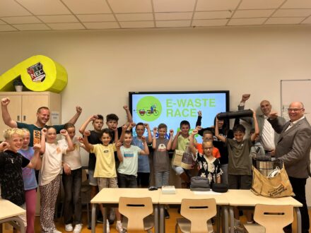 Groepsfoto basisschool tijdens kick-off E-waste Race in Wijchen