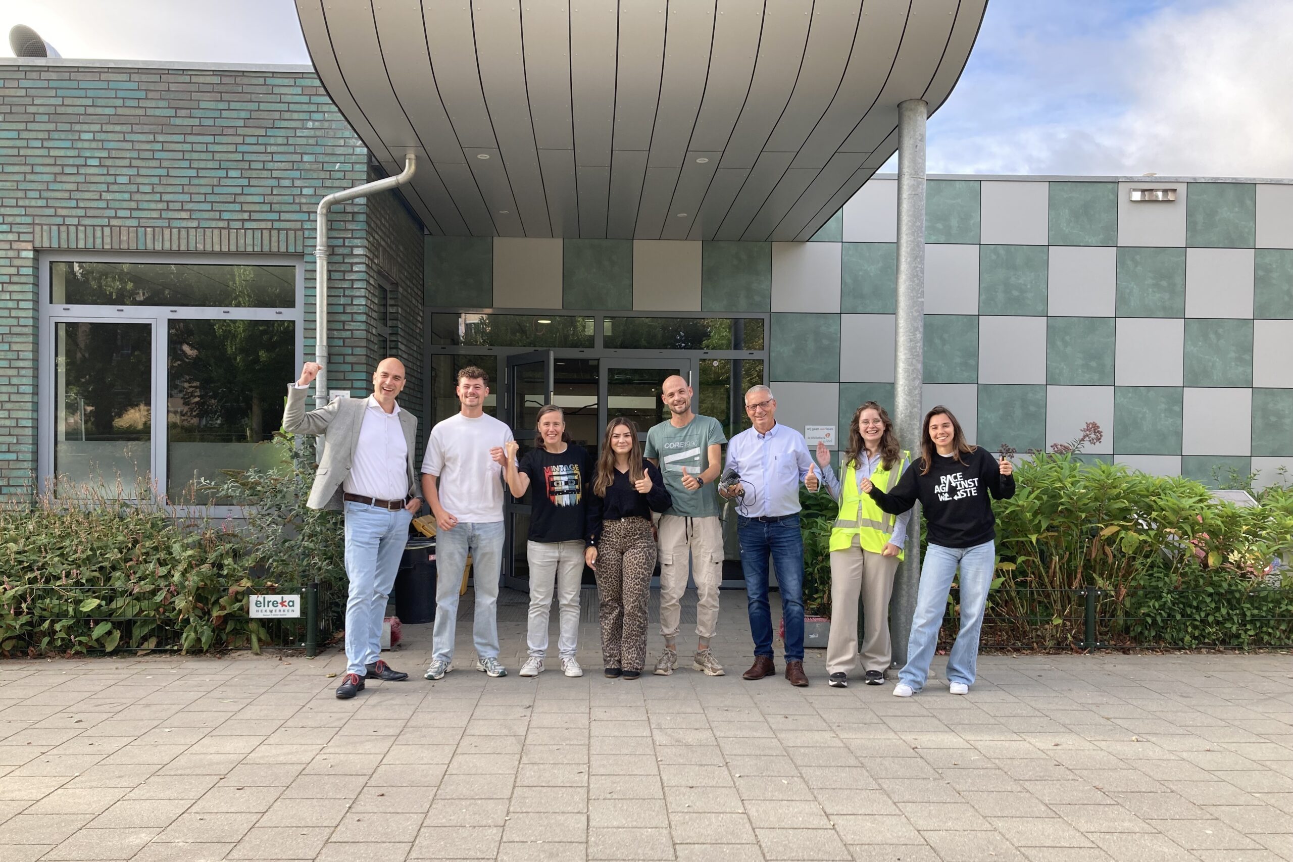 betrokkenen staan voor de school met start van e-waste race 