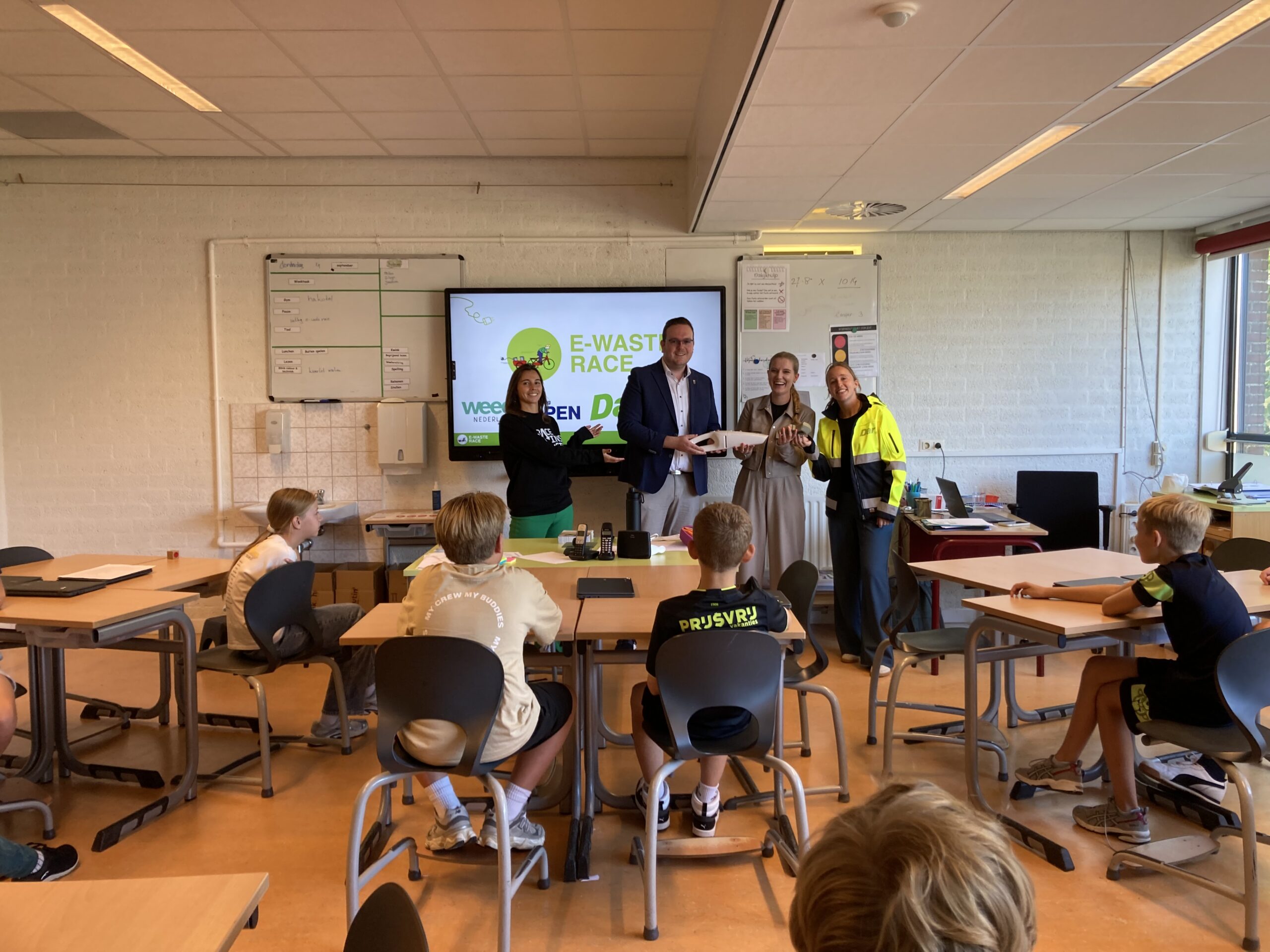 Groepsfoto basisschool tijdens kick-off E-waste Race in Mook en Middelaar