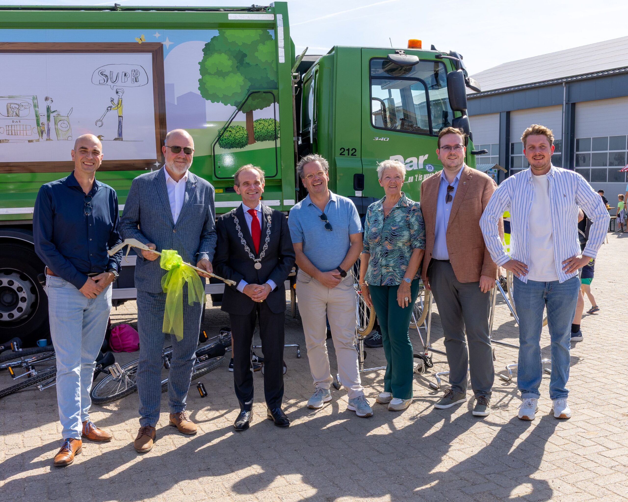directeur, wethouder en burgemeesters op groepsfoto 