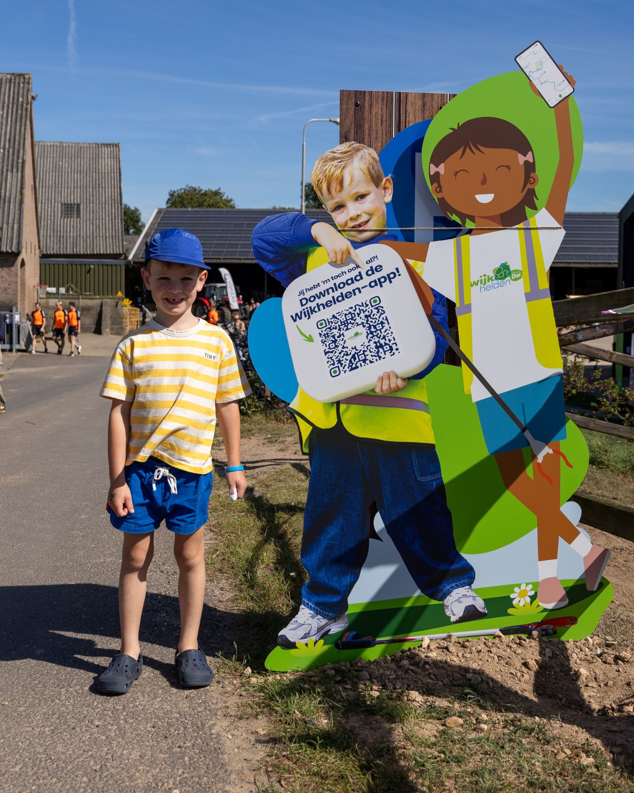 wijkheld naast bord met boodschap om Dar-app ook te downloaden