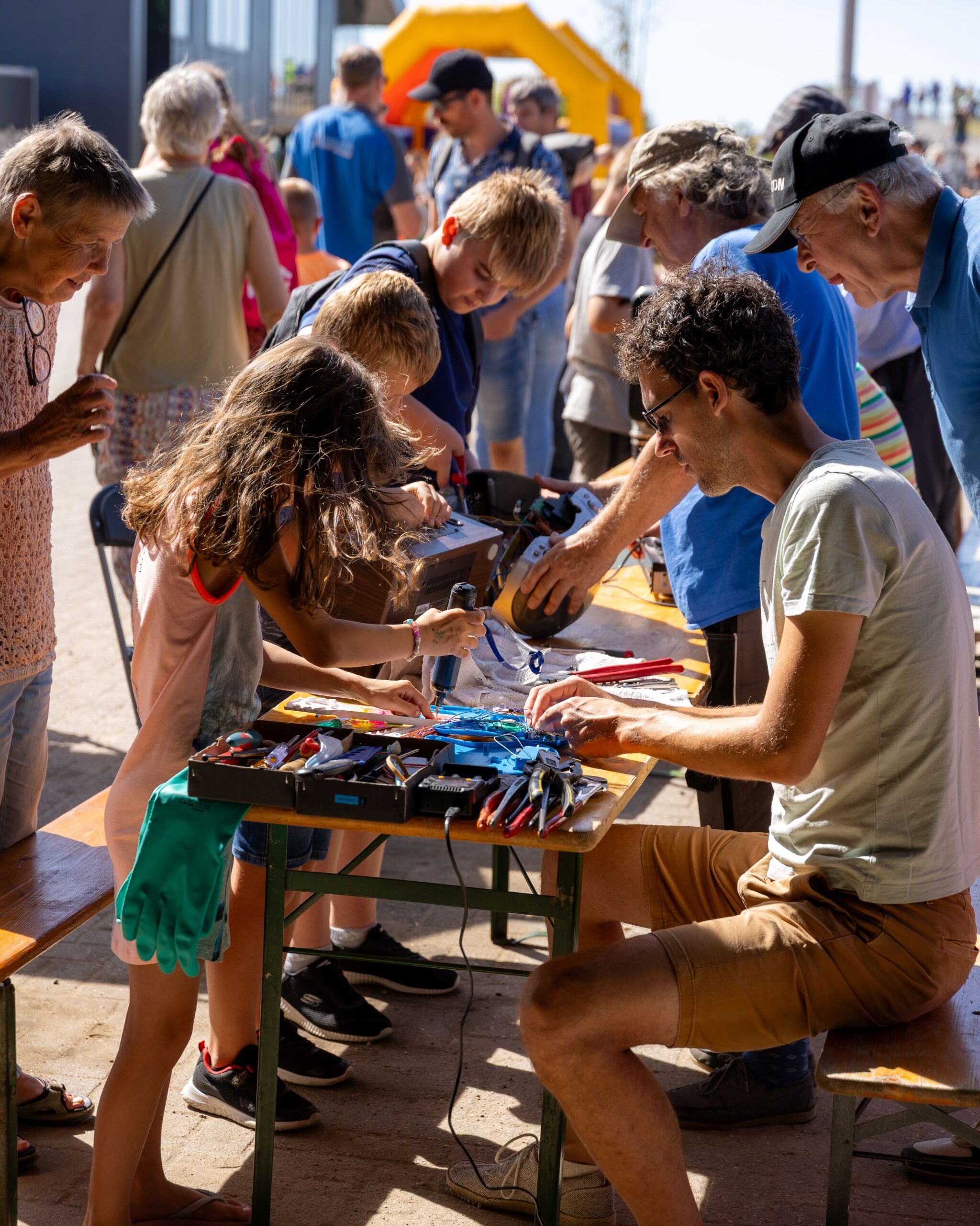 jong en oud recyclen elektrische apparaten 