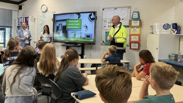 Wethouder gemeente Druten en directeur Dar bij kick-off E-waste Race op basisschool de Octopus