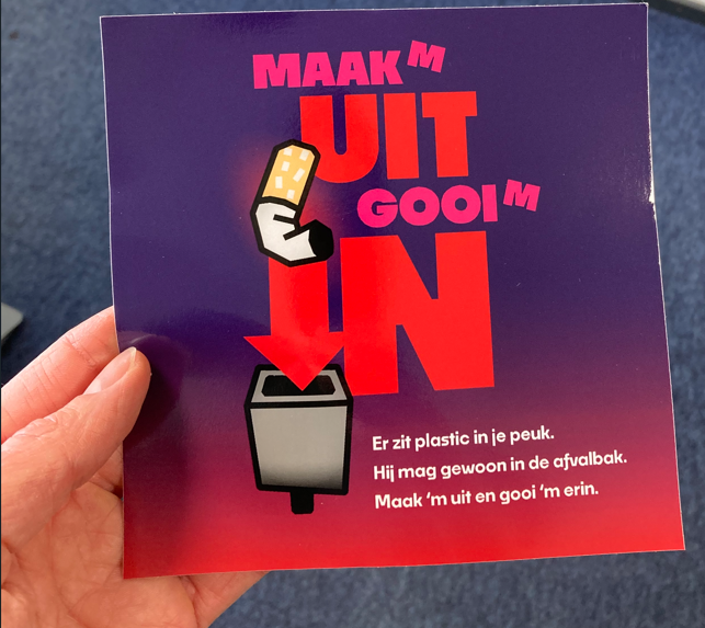 sticker voor op afvalbak voor peukenoverlast. maak m uit gooi m in campagne 