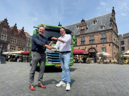 Wim Kuster, algemeen directeur Dar krijgt de sleutel van Carlo van Batenburg, salesmanager van TB Truck & Trailer Service