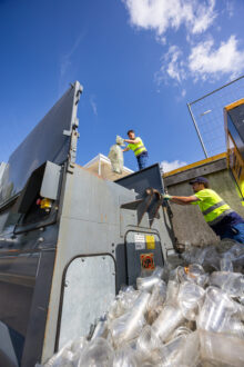 Circulaire bekers worden in een perscontainer verzameld