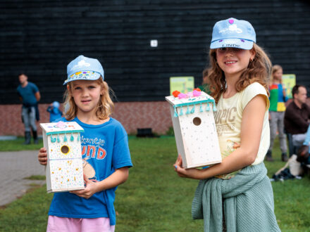 Wijkhelden laten trots versierde vogelhuisjes zien