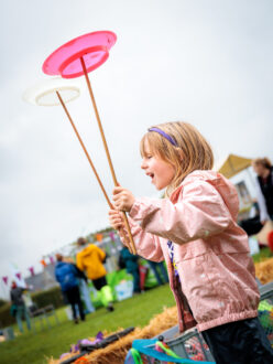 Wijkhelden bezig met circusactiviteit