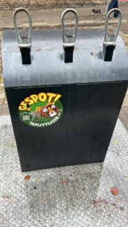 gespot sticker op container voor zwerfafvalsafari